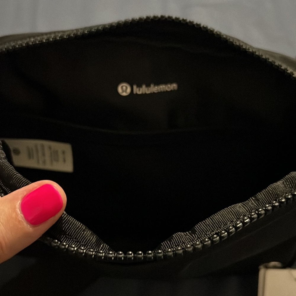 Lululemon Everywhere Belt Bag Large 2L NWT black - Picture 8 of 9
